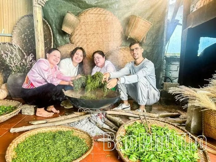 Du khách nước ngoài trải nghiệm sao chè thủ công tại xã Long Cốc