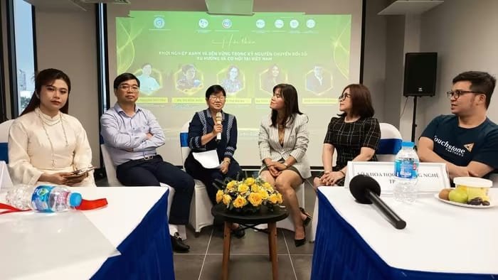 Các chuyên gia chia sẻ tại hội thảo “Khởi nghiệp xanh và bền vững trong kỷ nguyên chuyển đổi số: Xu hướng và cơ hội tại Việt Nam”