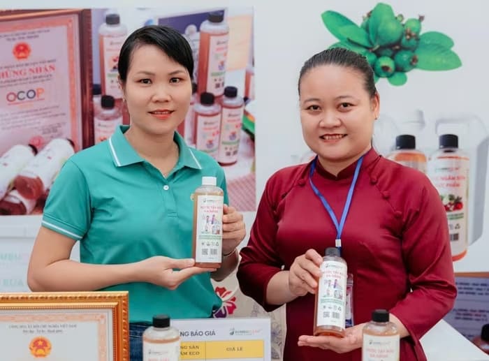 Chị Âu Chúc Mai (bên phải) giới thiệu sản phẩm từ lá ổi đến khách hàng