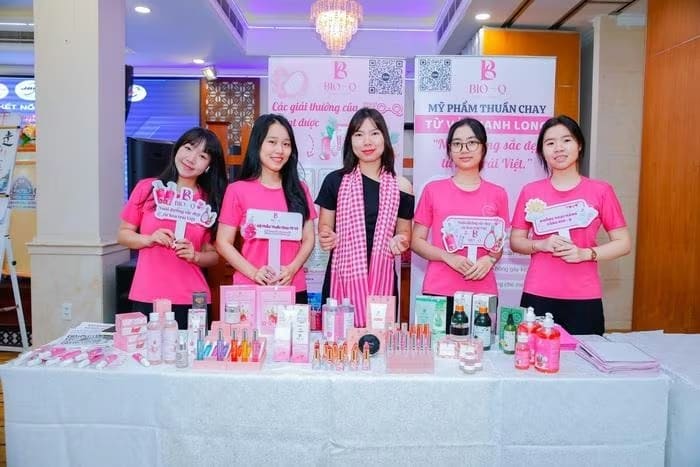 Chị Đoàn Thị Kiều Vân (giữa) nỗ lực khởi nghiệp từ vỏ thanh long