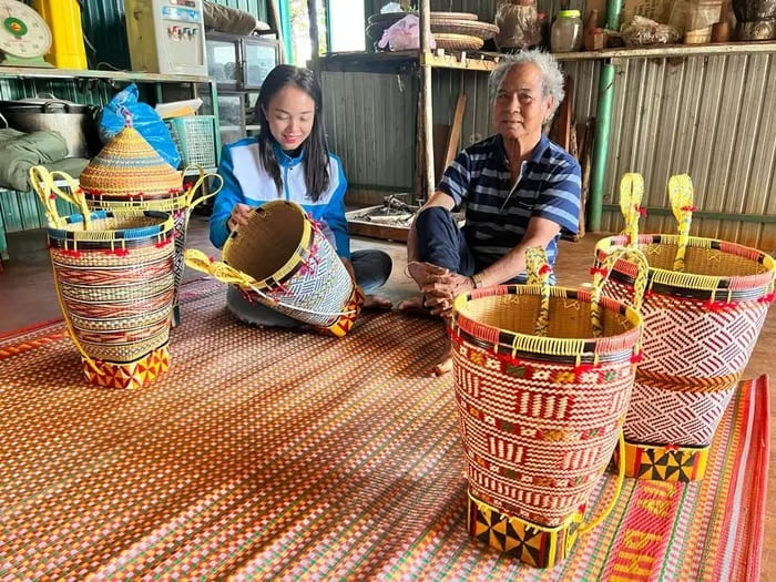 Chị H’Dịu học hỏi, tìm hiểu các sản phẩm đan lát của già Hơng (làng Hrang, xã Đức Cơ) để giới thiệu với các bạn trẻ