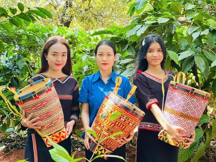 Chị Rơ Mah H’Dịu (bên trái ảnh) khởi nghiệp từ nghề đan lát truyền thống