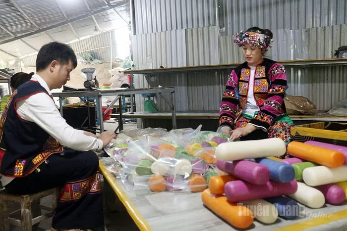 Hai vợ chồng anh Cường, chị Lanh cùng nhau thái bánh đá theo hình tròn hay thái nhỏ phù hợp với nhu cầu khách hàng