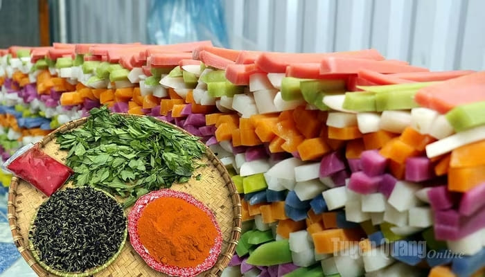 Từ lá cẩm tím, nghệ, gấc, hoa đậu biếc để làm ra những chiếc bánh đá với màu sắc và hương vị riêng