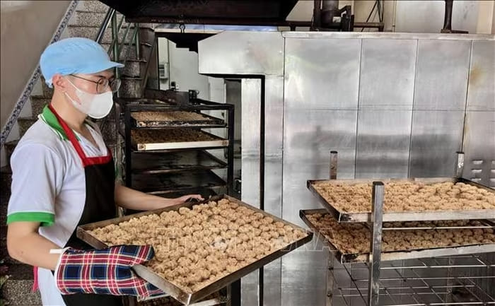 Công đoạn nướng bánh hạnh nhân