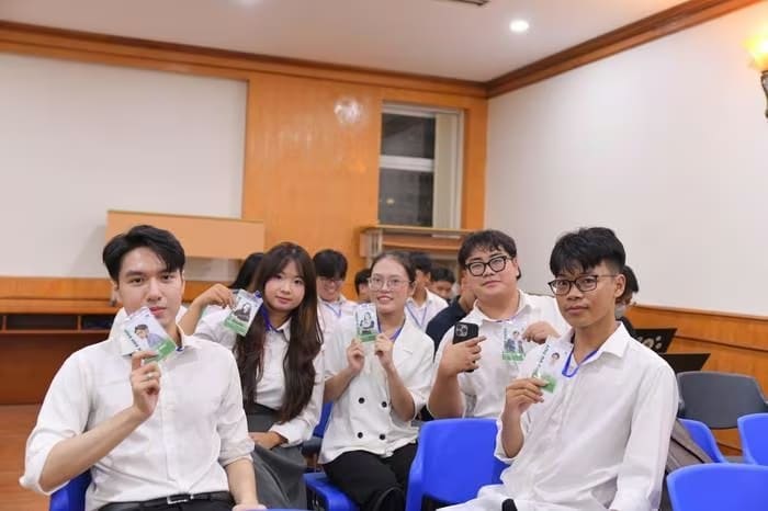 Nhóm sinh viên thực hiện dự án Coffeenergy, từ trái qua phải lần lượt là em Đoàn Anh Bình, Nguyễn Trịnh Minh Trang, Nguyễn Thị Như Quỳnh, Nguyễn Anh Khoa, Nhữ Vũ Duy