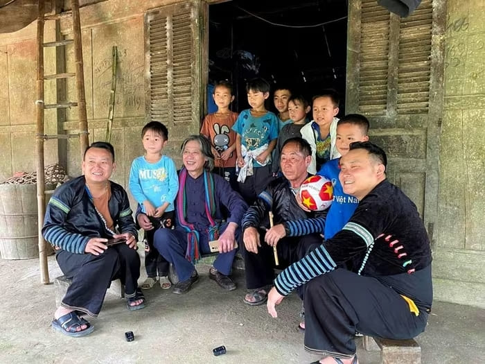 Sùng A Tủa và bà con bản Mông quê mình