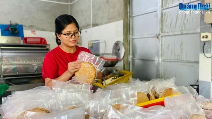 Tận dụng nguồn nguyên liệu dồi dào ở địa phương, chị Lê Thị Phụng, ở thôn An Cường, xã Vạn Tường đã khởi nghiệp thành công với cơ sở sản xuất chả cá biển