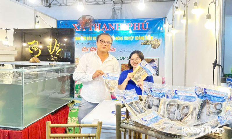 Anh Tuấn tham gia trưng bày giới thiệu sản phẩm tại Hội chợ OCOP
