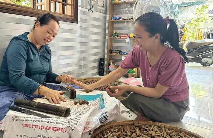 Mô hình kinh tế của chị Hải (bên phải) tạo việc cho nhiều hội viên phụ nữ