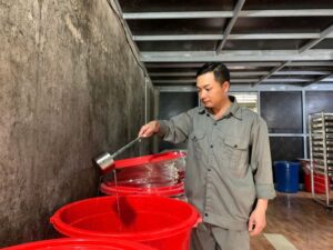 Anh Chiến kiểm tra chất lượng sản phẩm rượu men lá