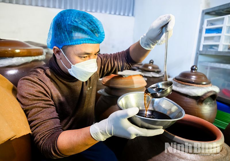 Anh Ngọc kiểm tra chất lượng giấm một cách nghiêm ngặt