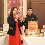Chị Phạm Thị Ân giới thiệu sản phẩm nấm rơm tươi đóng lon tại các chương trình xúc tiến kết nối.
